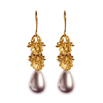 Flower Garland Ohrringe, 18k Gelbgold-Plattierung, Perltropfen, Blüten-Design, von Doll Up Sister